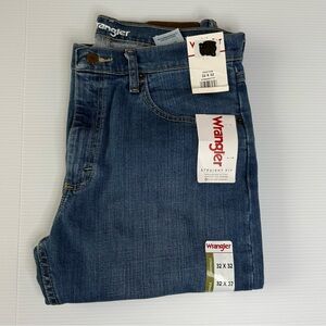 Wrangler men's jeans 33x32 . Medium wash, blue , straight leg, cotton, flex fit